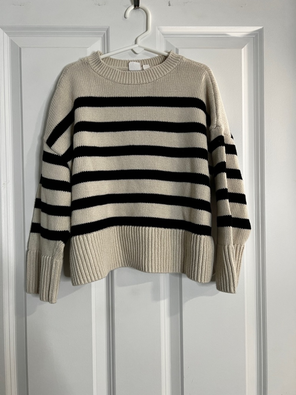 GAP Striped Crewneck Sweater in Cream and Black Kids size S 6/7